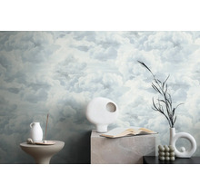Dekoratives Interieur mit Wolken-Tapete, Keramikvasen und Tisch