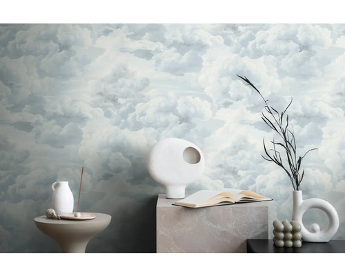 Dekoratives Interieur mit Wolken-Tapete, Keramikvasen und Tisch
