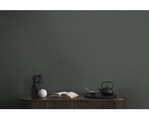 Papier peint décoratif texturé dans un espace de vie avec théière et décorations