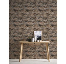 Décoration murale avec papier peint aspect brique et table en bois clair