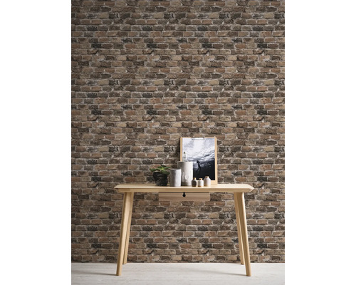 Wandgestaltung mit Tapete in Backsteinoptik und hellem Holztisch