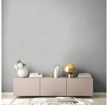 Wohnzimmer mit Lowboard, Tischlampe und Dekoration