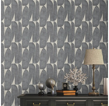 Graue Tapete mit abstraktem geometrischen Muster hinter einer Kommode