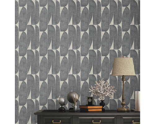 Graue Tapete mit abstraktem geometrischen Muster hinter einer Kommode