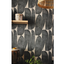 Dekorative Tapete mit abstraktem Blätterdesign in einem Raum.