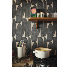 Küchenszene mit Tapete, Regal, Gewürzen und Kochutensilien