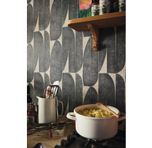 Küchenszene mit gemusterter Tapete, Regal und Kochutensilien