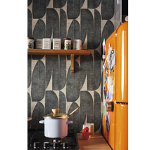 Küchenszene mit Tapete im Retro-Stil, Gewürzregal, Kochtopf auf Herd und farbigem Kühlschrank.