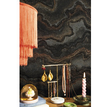 Raumansicht mit dunkler Marmortapete, Stehlampe, Schmuckständer und Kerze