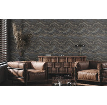 Wohnzimmer mit gemusterter Tapete, zwei Sesseln und Holzkommode.