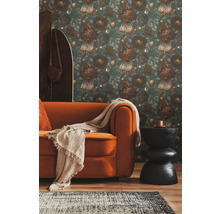 Salon avec papier peint à motifs floraux, canapé orange et table d''appoint noire