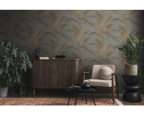 Einrichtungsbeispiel mit Schrank, Sessel, Beistelltisch, Zimmerpflanzen und gemusterter Tapete mit Pflanzenmotiven