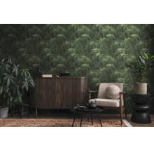 Salon avec meubles foncés, fauteuil, plantes d''intérieur et papier peint feuilles de palmier