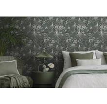 Chambre à coucher avec papier peint à motifs d''oiseaux, lit et table d''appoint