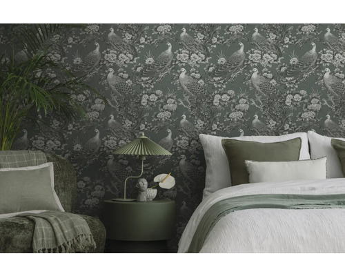 Chambre à coucher avec papier peint à motifs d''oiseaux, lit et table d''appoint