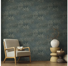 Szene mit Sessel und einer Wand mit gemusterter Tapete mit Pflanzenmotiven