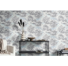 Scène avec papier peint à motifs de nuages, étagère et décorations dans une pièce.