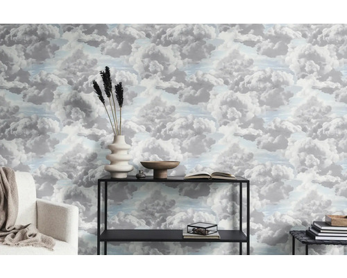 Papier peint intissé 39985-6 Metropolis by Michalsky 6 nuages ciel gris Scène avec papier peint à motifs de nuages, étagère et décorations dans une pièce.