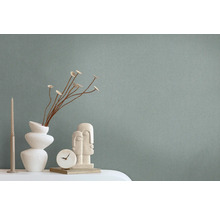 Helle, textile Wandtapete mit dekorativen Elementen auf einem Tisch