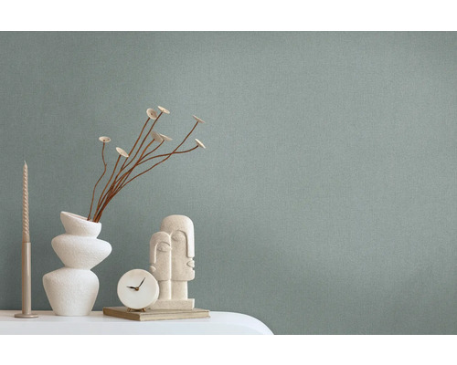 Helle, textile Wandtapete mit dekorativen Elementen auf einem Tisch