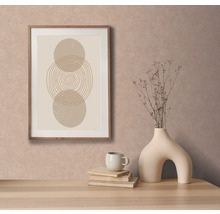 Dekoratives Bild mit geometrischem Design im Rahmen, Vase und Tasse auf dem Tisch