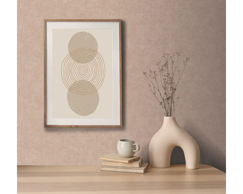Dekoratives Bild mit geometrischem Design im Rahmen, Vase und Tasse auf dem Tisch