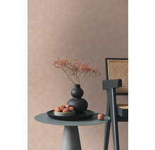 Dekoratives Interieur mit Tisch, Stuhl, Trockenblumen und Textilhintergrund
