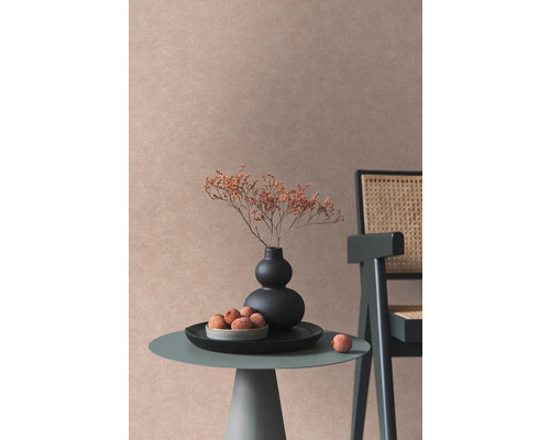 Dekoratives Interieur mit Tisch, Stuhl, Trockenblumen und Textilhintergrund