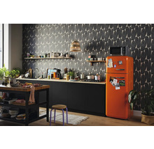 Helle Küche mit Tapete, Kücheninsel, Anrichte und orangefarbenem Kühlschrank