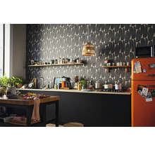 Helle Küche mit Mustertapete, Kücheninsel und orangefarbenem Kühlschrank