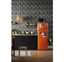 Küchenszene mit einer schwarzen Küchenzeile, einem orangefarbenen Kühlschrank und einer gemusterten Tapete.