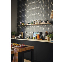 Küchenszene mit grafischer Tapete, Arbeitsplatte, Regalen und Küchenutensilien.