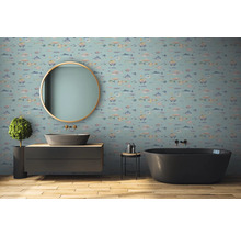 Salle de bain avec papier peint à motif de poissons, miroir, meuble-lavabo et baignoire