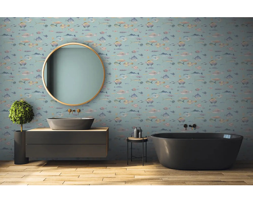 Salle de bain avec papier peint à motif de poissons, miroir, meuble-lavabo et baignoire