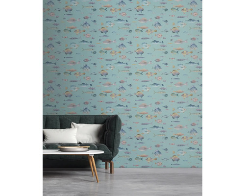 Salon avec canapé et papier peint à motif de poissons