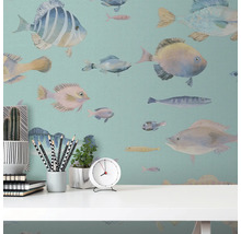 Papier peint décoratif avec motifs de poissons dans un bureau.