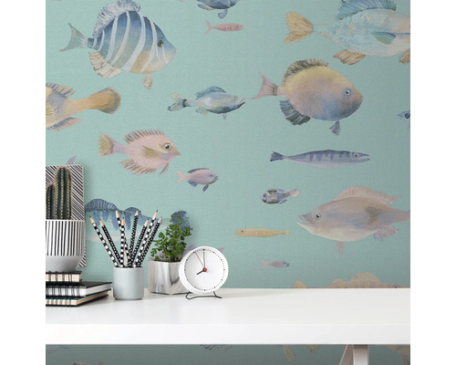 Papier peint décoratif avec motifs de poissons dans un bureau.