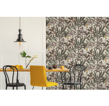 Salle à manger avec table, chaises et papier peint à motifs de plantes