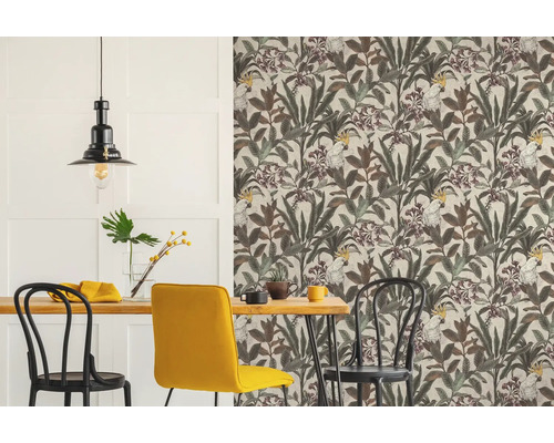 Salle à manger avec table, chaises et papier peint à motifs de plantes