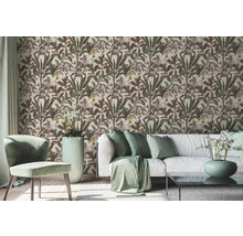 Salon lumineux avec papier peint à motifs, canapé, fauteuil et décoration