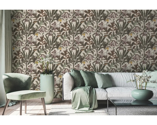 Salon lumineux avec papier peint à motifs, canapé, fauteuil et décoration