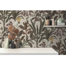Papier peint avec plantes, fleurs et perroquets dans un intérieur