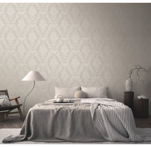 Schlafzimmer mit gemusterter Tapete, Bett und Nachttischen