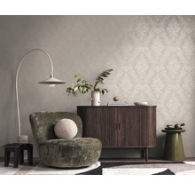 Interieur mit Ohrensessel, Kommode und gemusterter Tapete