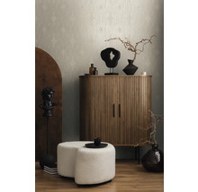 Innenraumszene mit beiger Tapete, Holzschrank, Skulpturen und Sitzhocker