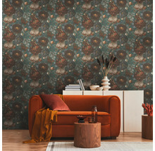 Un salon avec un papier peint à motifs floraux, un canapé, une table d''appoint et une commode.