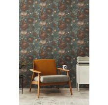 Vue d''intérieur avec papier peint à motifs floraux, fauteuil et table d''appoint