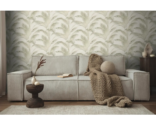 Salon avec canapé, table d''appoint et papier peint à motif de palmier pour une ambiance cosy