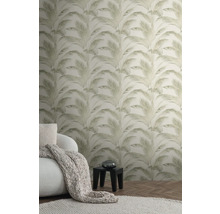 Salon avec papier peint motif palmier, fauteuil et table d''appoint