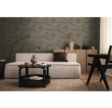 Wohnzimmer mit Sofa, Tisch, Stuhl und gemusterter Tapete